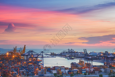 从进入世界上最繁忙的港口之一新加坡的货轮的鸟眼中图片