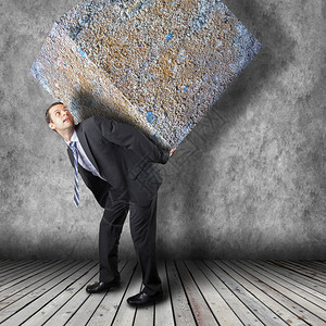 沉重的行李箱图片