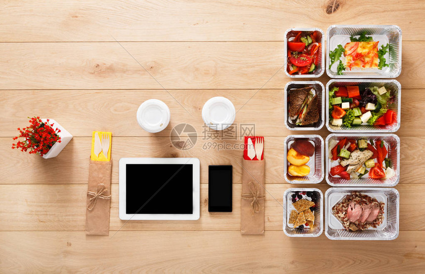 在线健康餐厅点餐饮食计划新鲜的每日膳食交付箔盒咖啡和平板电脑中的营养蔬菜肉类和水果顶视图图片