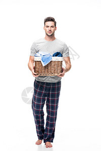 长着帅的男子带着一篮子洗衣物孤图片