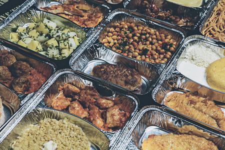 铝箔包装的健康午餐顶视图带食物的午餐盒准备去或上学背景图片