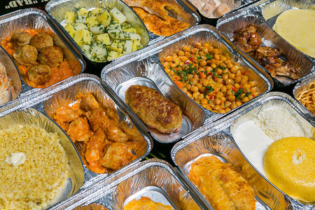 铝箔包装的健康午餐顶视图带食物的午餐盒准备去上班或上学图片