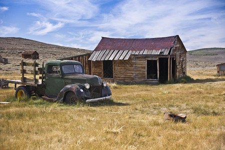一辆古老的卡车就停在它死在加州金图片