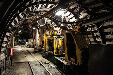 在地下黑煤矿的煤炭运输火车图片