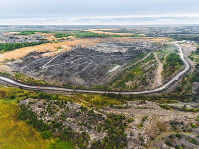 废弃煤矿全景鸟瞰图罐头采石场露天煤矿开采图片