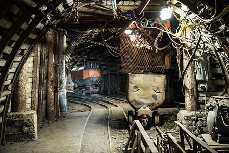 地下煤矿轨道上的运煤车图片