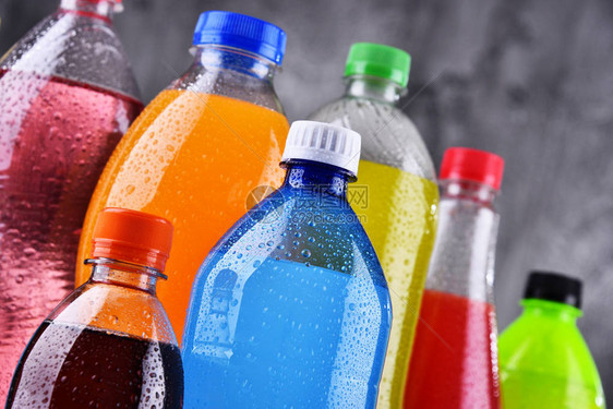 各种颜色的各种碳酸软饮料塑瓶图片