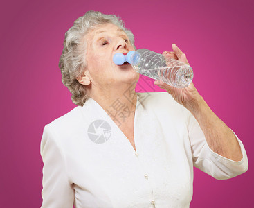 彩色背景上的自然干渴妇女饮用水问题图片