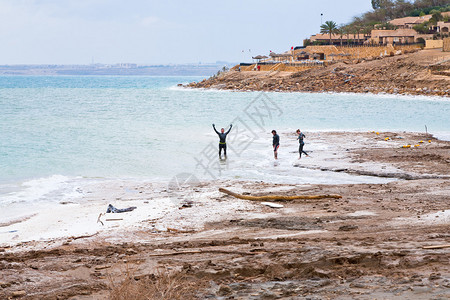 2012年2日在约旦死海的泥浆疗法死海泥疗法已被建议暂时缓解骨关节图片