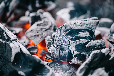 灰中热燃烧煤的选择焦点图片