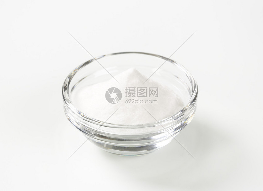 白色背景中的一碗碳酸氢钠图片