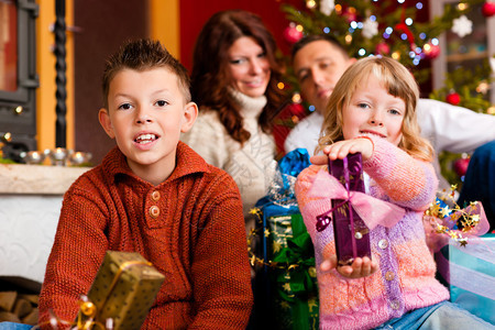 圣诞节幸福家庭父母有儿女在Xm背景图片