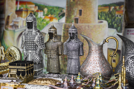 铜制品作为波斯尼亚和黑塞哥维那老城莫斯塔尔游客和游客的纪念品单图片