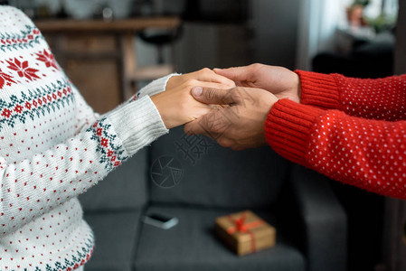 男人握手和主要女友在家中圣诞节出欢喜的典型形象图片