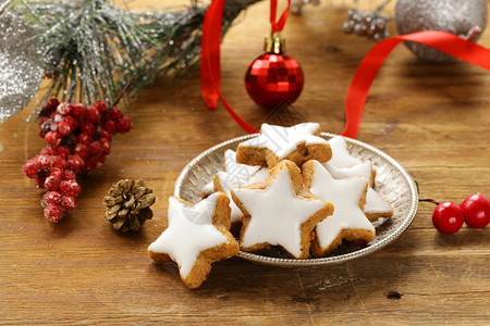 圣诞甜点用白色糖霜姜饼图片