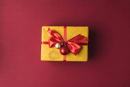 喜庆装饰的圣诞节礼物顶部视图红色图片