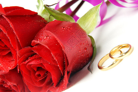 玫瑰和黄金订婚戒指的构图片