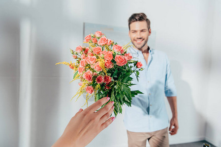 英俊的男人给他的女朋友送花图片