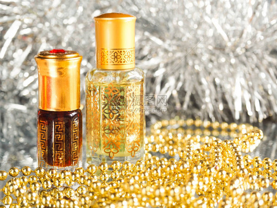 传统阿拉伯香水油以金银背景的迷你瓶图片