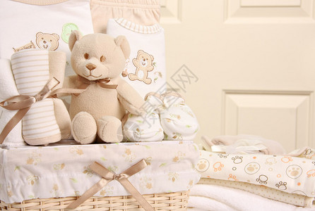 礼物篮包括泰迪熊睡衣毯子和靴子图片
