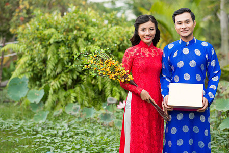越南夫妇在传统服装中微笑图片