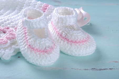 育婴时的女婴粉色和白条纹羊毛靴帽子和图片