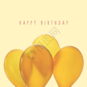 发短信的生日快乐和一大堆在蜜蜂背景上膨胀的金气球图片