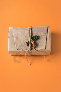 手纸上的圣诞节礼品盒顶部视图图片