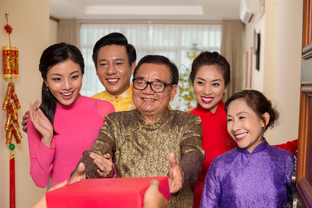 收到礼物的激动的亚裔家庭图片