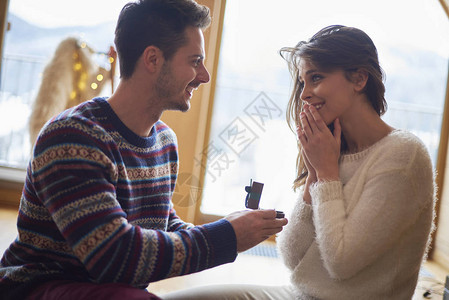 男人在冬日向他的女朋友求婚图片