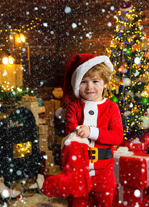 童年时光孩子男孩拿着圣诞礼物圣诞袜概念孩子开朗的脸在圣诞袜里得到了礼物圣诞袜的内容哦图片