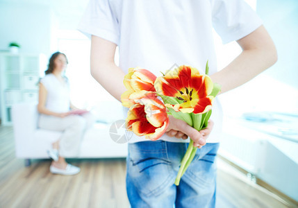 带着一帮漂亮的郁金香背后为他母亲准备惊图片