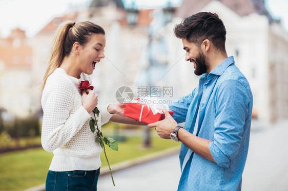 罗马男子在情人节向妇女赠图片