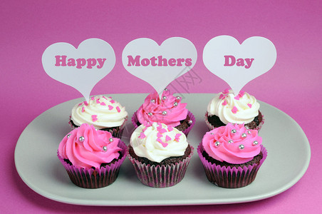 快乐母亲节的讯息横跨白心塔在粉红和白装饰的红天鹅绒蛋糕上图片