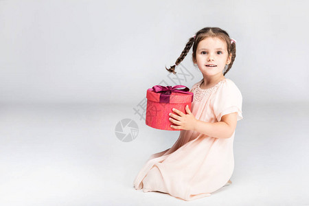 可爱的小可爱女孩胸罩带红色礼物盒的红发小姑娘图片
