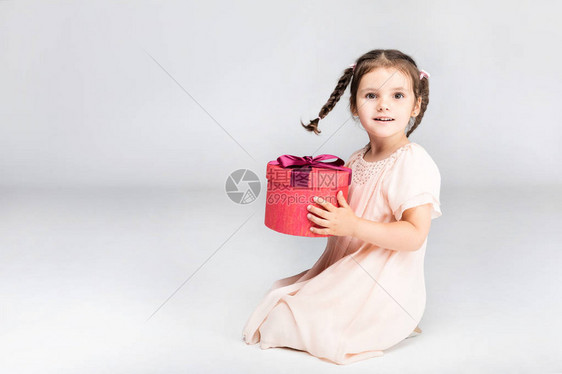 可爱的小可爱女孩胸罩带红色礼物盒的红发小姑娘图片