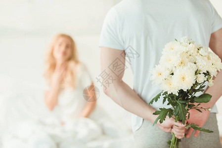 男人早上把花藏起来给女图片
