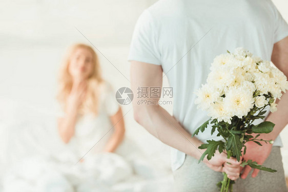 男人早上把花藏起来给女图片