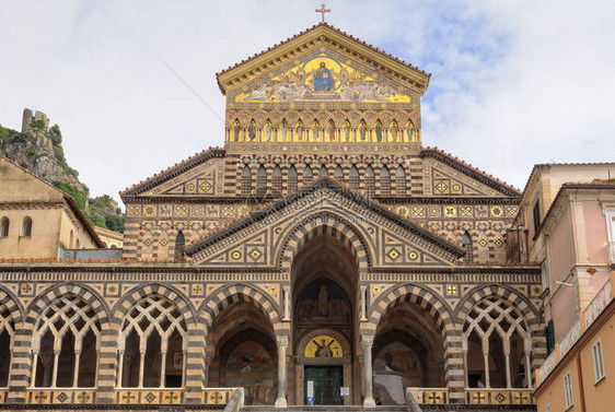 圣安德鲁大教堂CattedralediSantAndrea的正面采用带开放拱门的条纹大理石和头图片