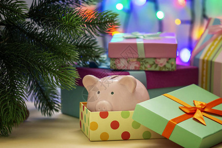 粉红小猪银行在节庆和欢乐盒附近图片