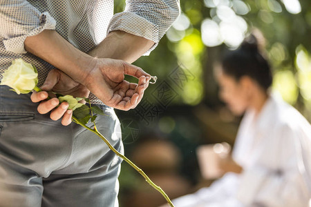 男人准备戒指向他的女朋友求婚订婚图片