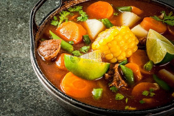秋季蔬菜炖墨西哥传统蔬菜汤Moledeolla配肉土豆胡萝卜豆类玉米和酸图片