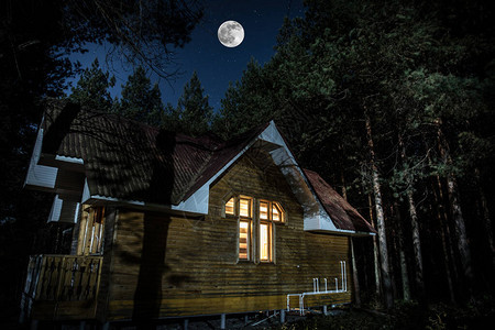 夜间在森林中建造山地夜景背景图片