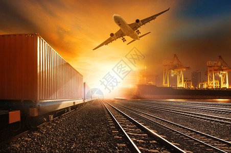 工业集装箱列车在铁路轨道和港口商业船舶上运行图片