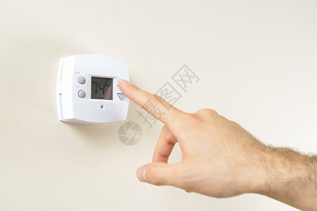 手动调节家用空调机组的温度图片