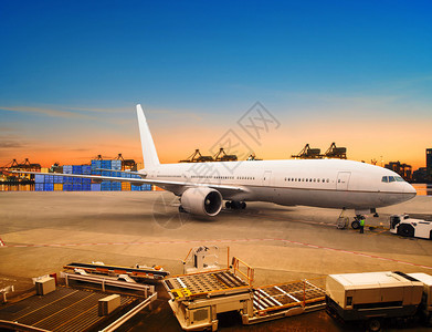 空运和货机在场集装箱停车场装载贸易货物用于航运图片