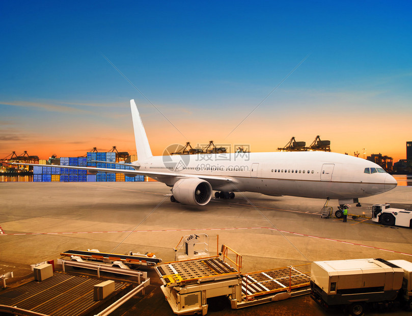 空运和货机在场集装箱停车场装载贸易货物用于航运图片