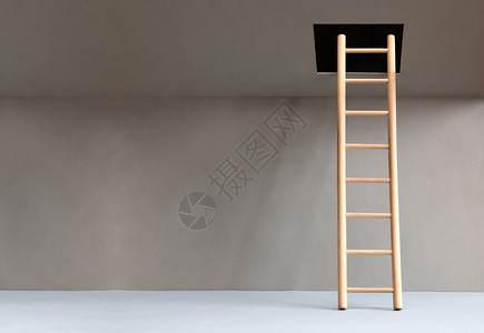 脱逃概念木制梯子在空的抽象房间图片