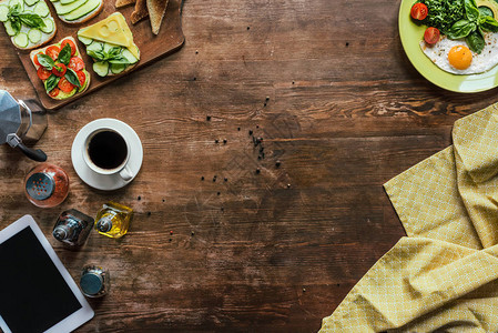 咖啡平板食品桌布和木制桌面早图片
