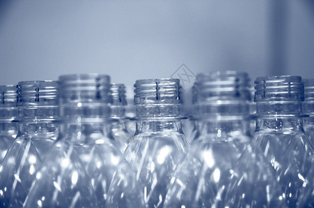 一排空的塑料水瓶颈图片